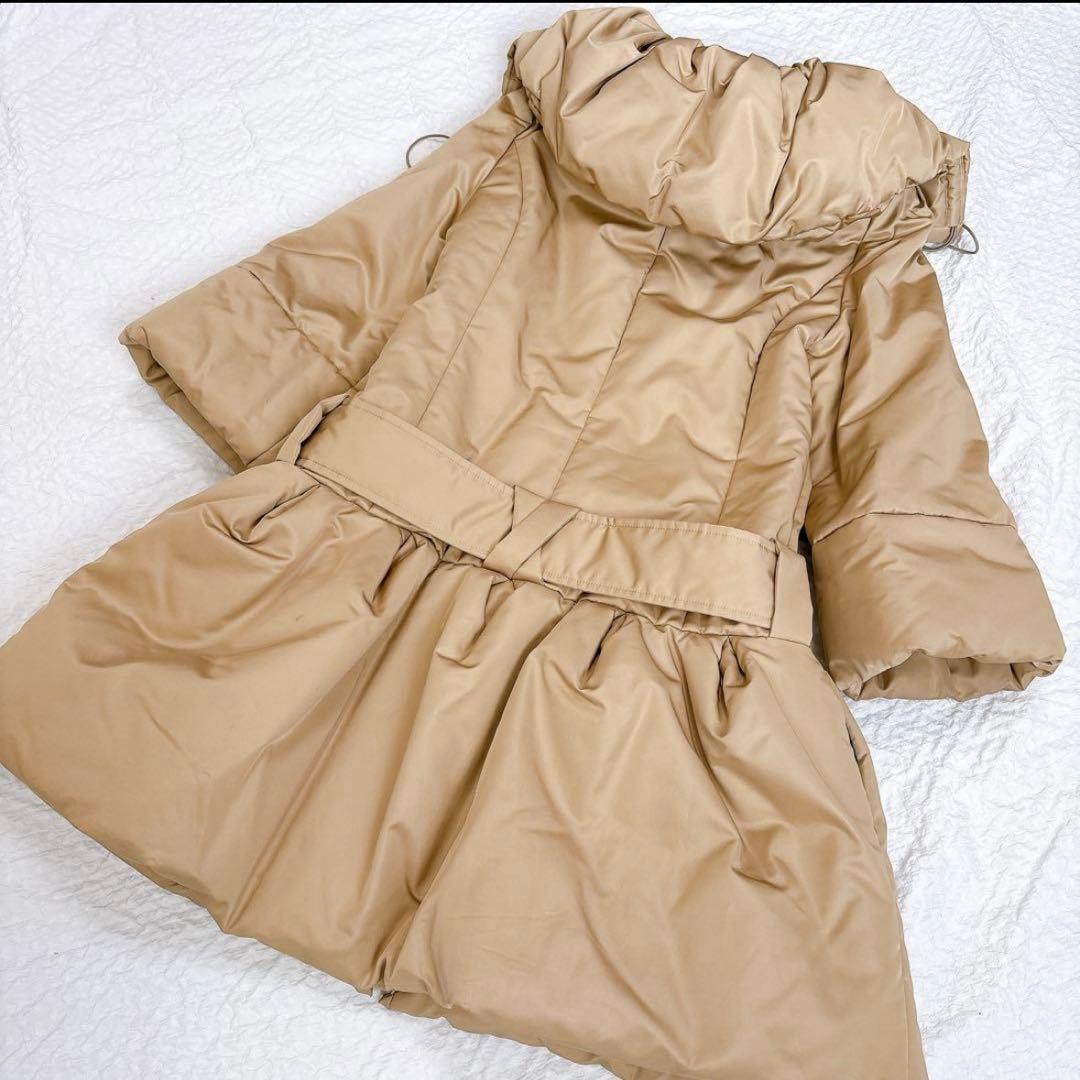 定価25万✨FOXEY 女優襟　シルクダウンコート　ベルト　ベージュ　ペプラム