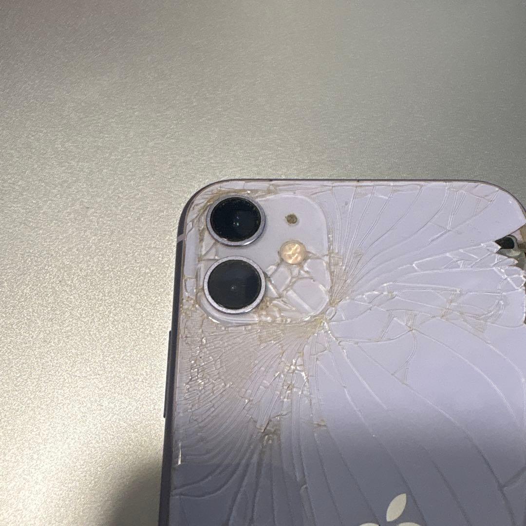 Apple iPhone 11 ひび割れあり