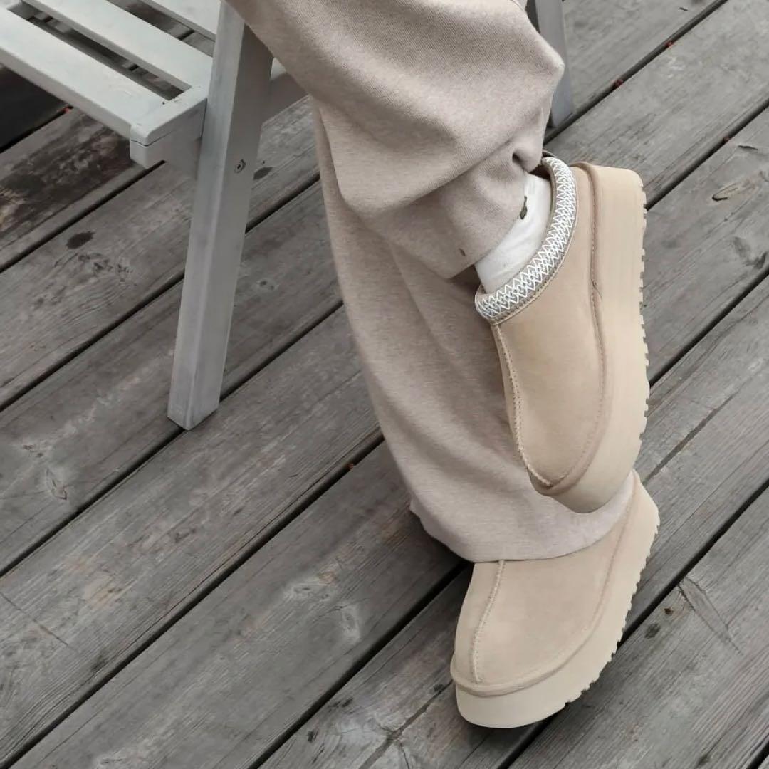 【人気】UGG Tazz sand ベージュ 23 厚底 スリッポン
