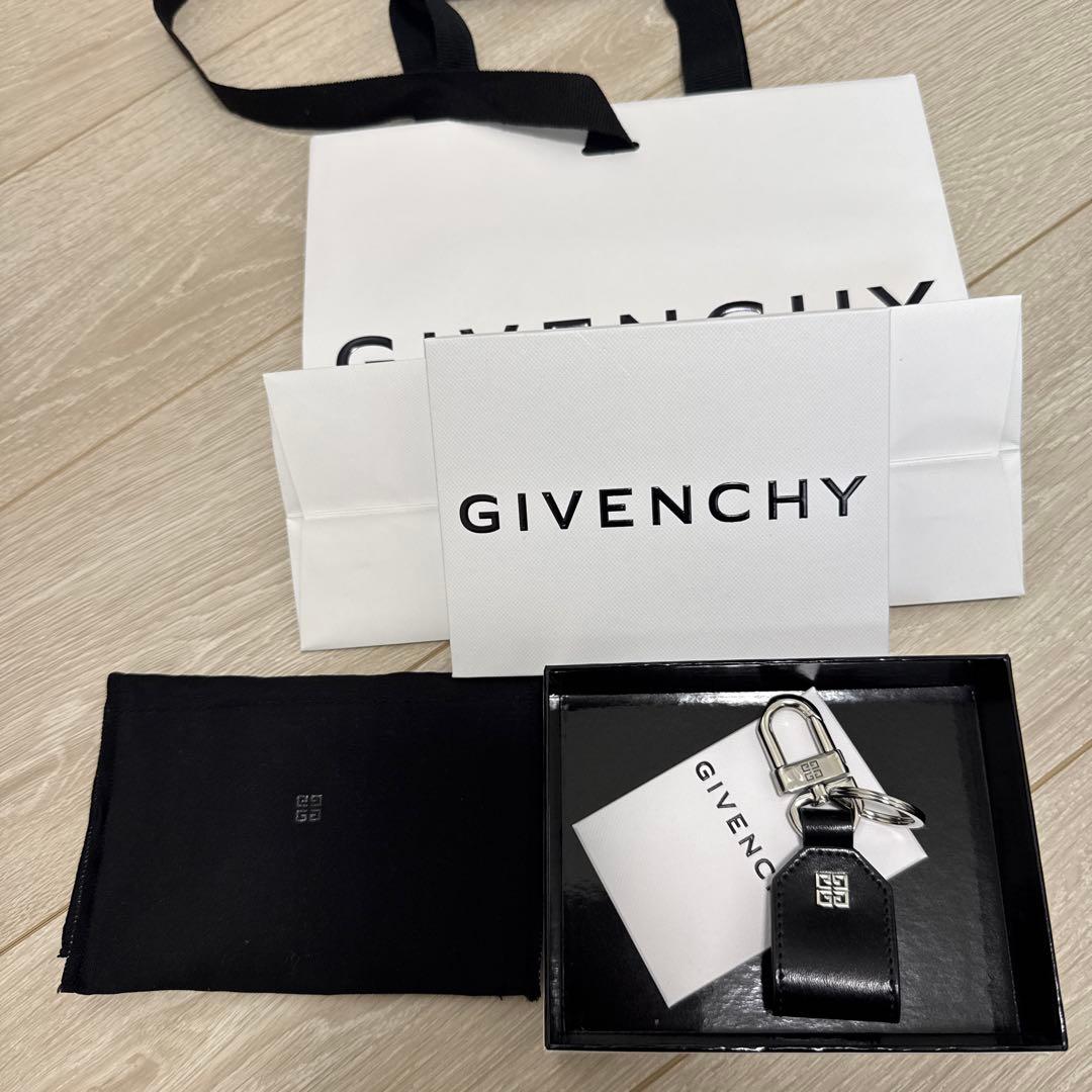 GIVENCHY ブラックレザーキーホルダー