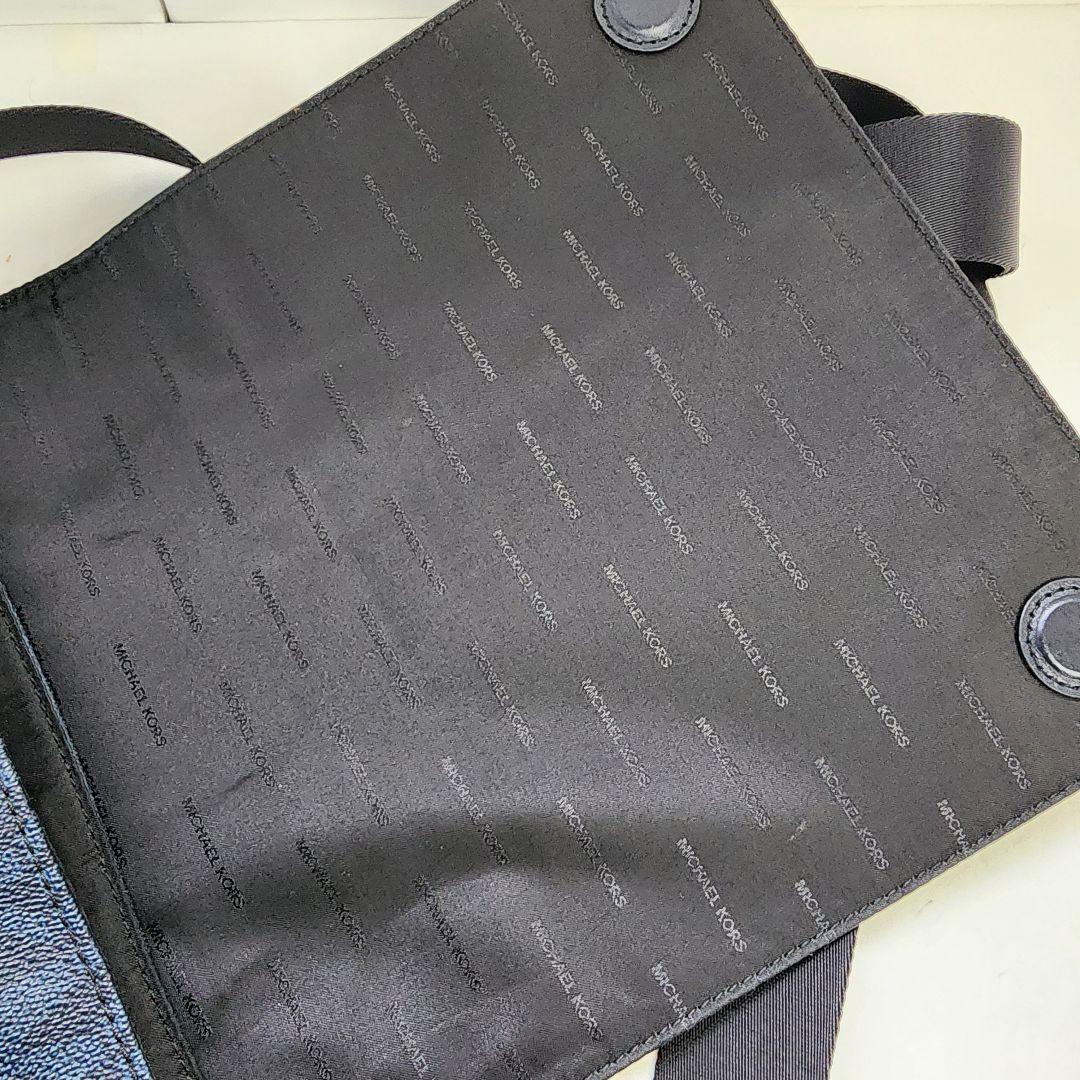【美品】マイケルコース メッセンジャーバッグ ネイビー系 シグネチャー柄