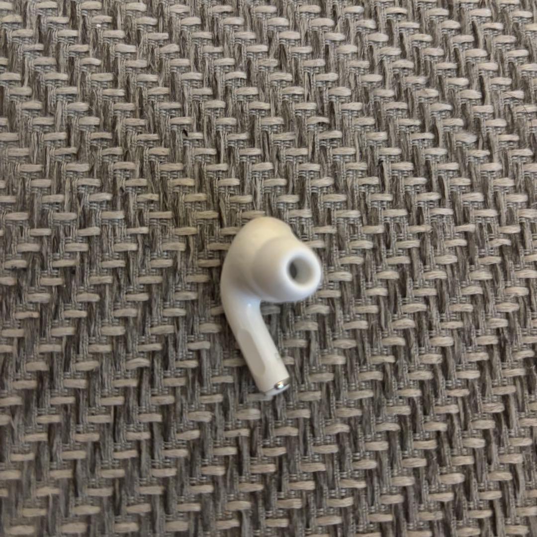 AirPods Pro ワイヤレス充電ケース付き　右耳のみ