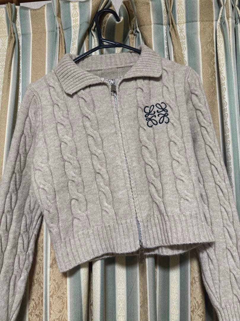 ライトグレー ケーブルニット クロップドセーター