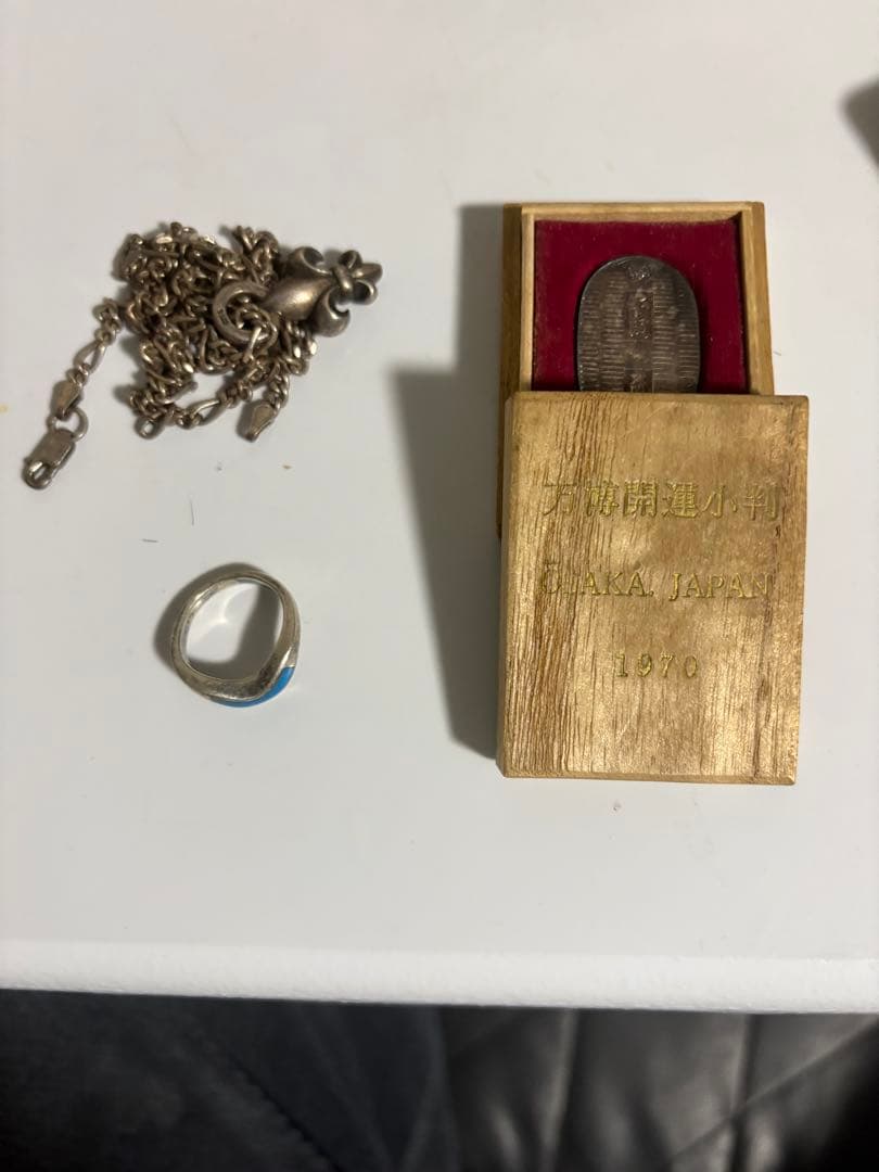 シルバーネックレスと指輪と記念品