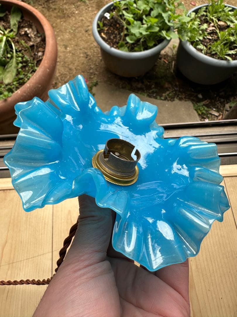 フランス アンティーク 乳白色ブルーオパリンガラスの可愛いお花アトリエランプ＊