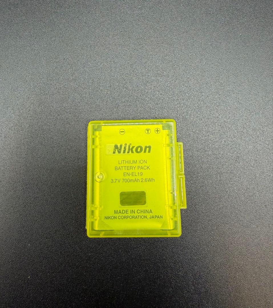 Nikon Coolpix S3400 デジタルカメラ、色はシルバー、状態良好。