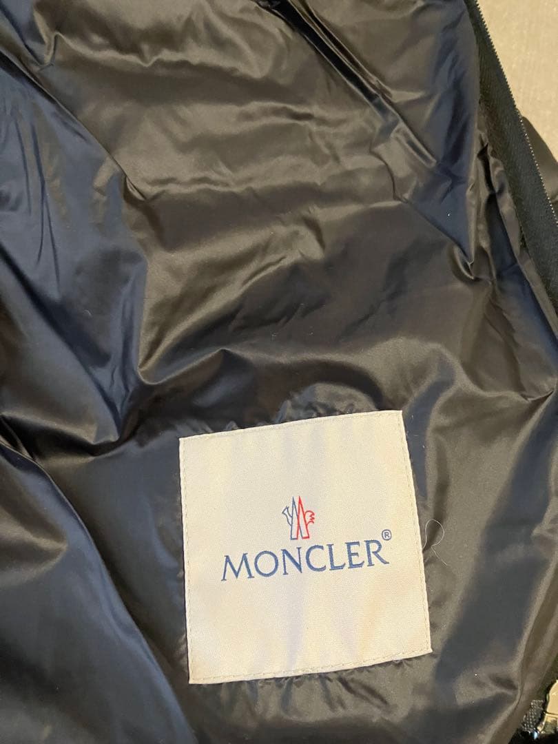 Moncler モンクレール　ビーズ飾りの素敵なライトダウンノーカラージャケット