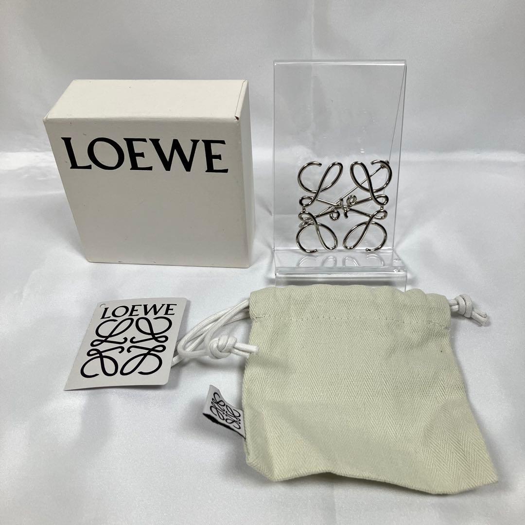 ロエベ アナグラム ブローチ シルバー色 中古良品