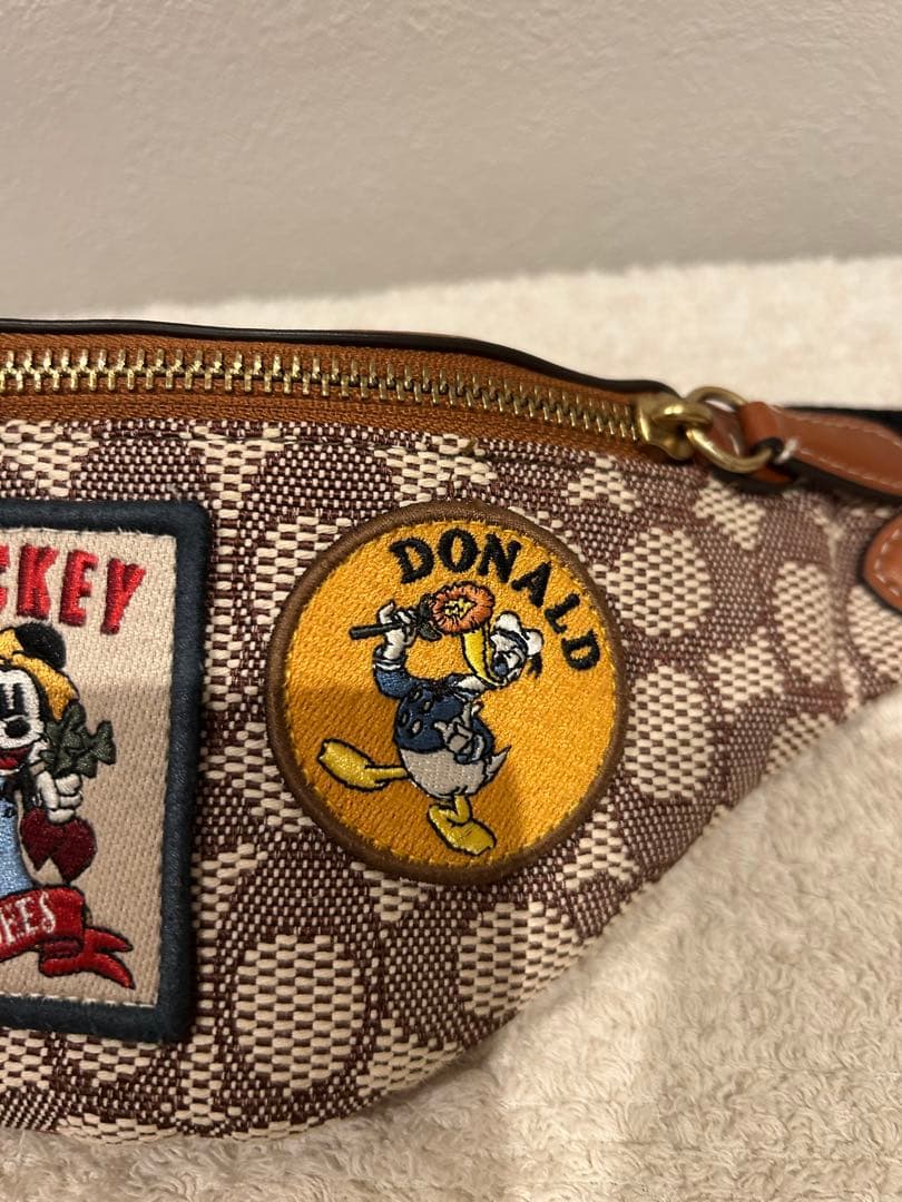 coach✖️ディズニー　限定品　ミッキー・ドナルド パッチ付きボディバッグ