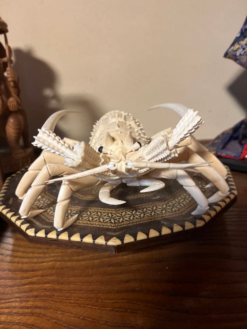 n*o様 日本製　伊勢海老　彫刻 八角形の木製台座付き