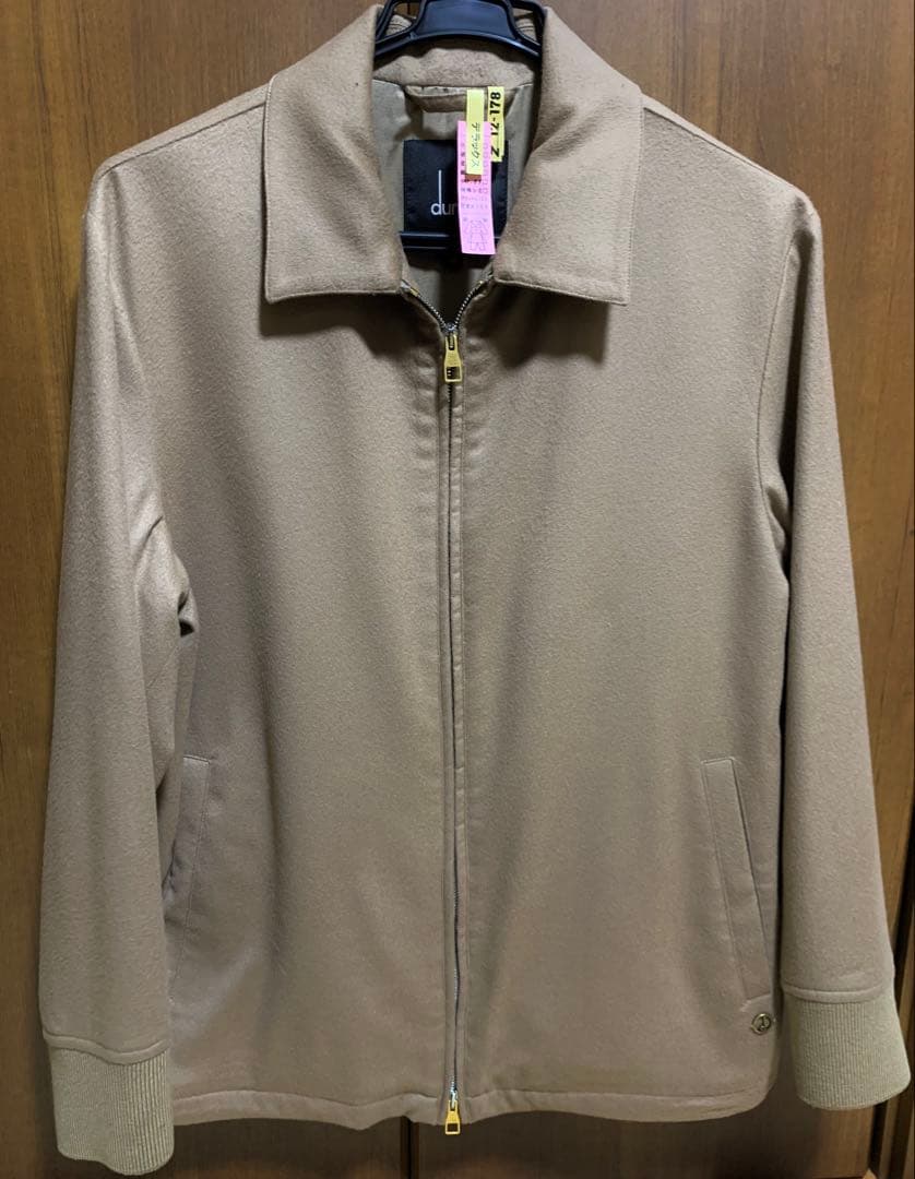 ベージュ ジップアップジャケット 金属製ロゴ