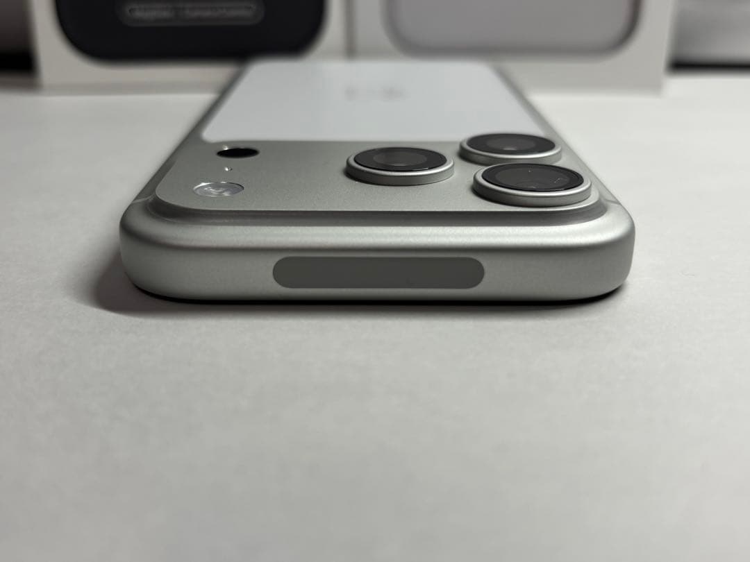 【美品】iPhone 17 Pro シルバー 256GB（純正ケース付き）