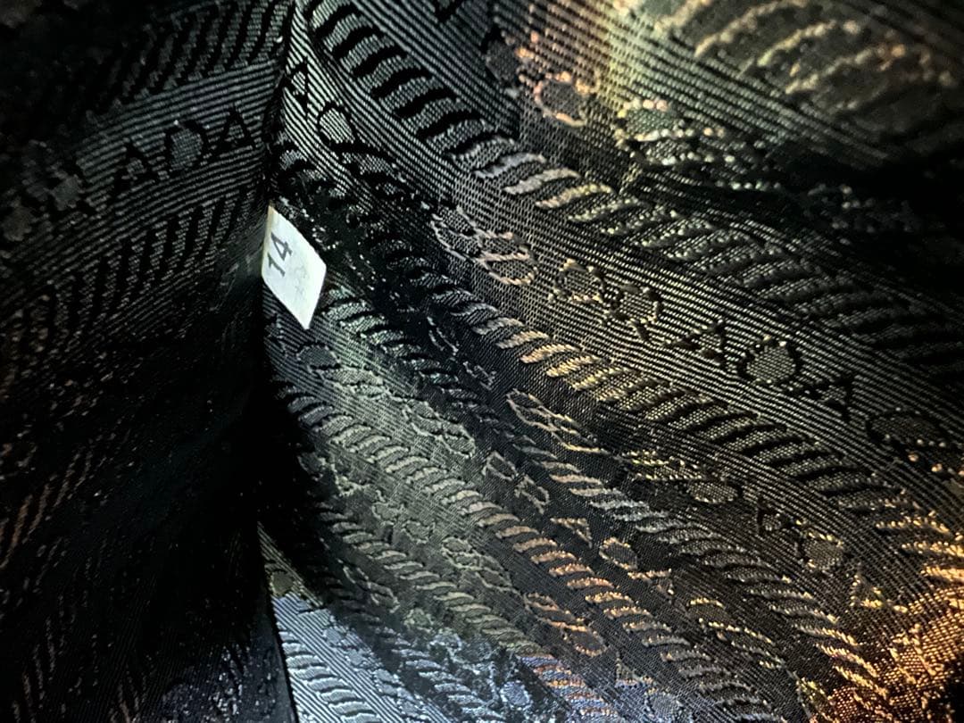 PRADA　メッセンジャーバッグ 三角ロゴプレート　ブラック