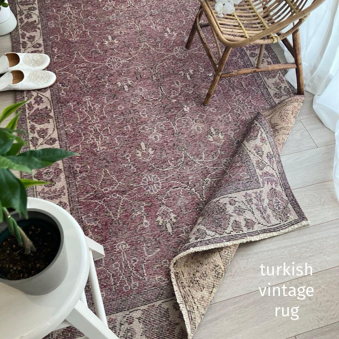 レッドパープル✳︎114×204✳︎ 囲みフラワー　ミルキー　トルコヴィンテージラグ
