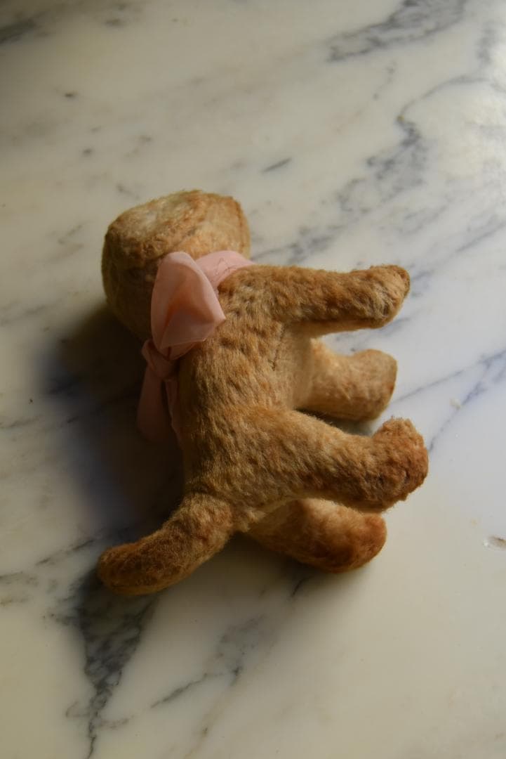 ピンクのリボン　1930年　可愛い小さな犬のぬいぐるみ　藁　フランスアンティーク