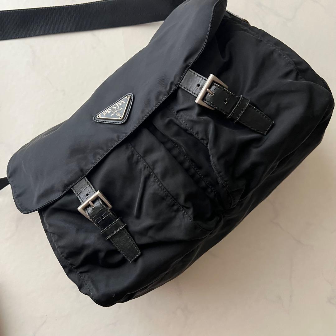 プラダ メッセンジャー ショルダーバッグ ブラック 黒 三角プレート フラップ
