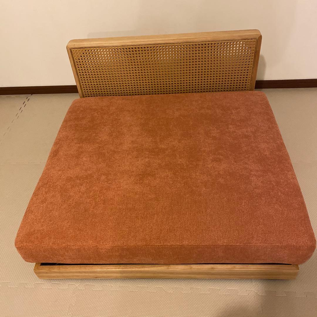 ほぼ新品　1人掛けソファー　大きめソファー　ローソファ　背もたれ木製　お洒落