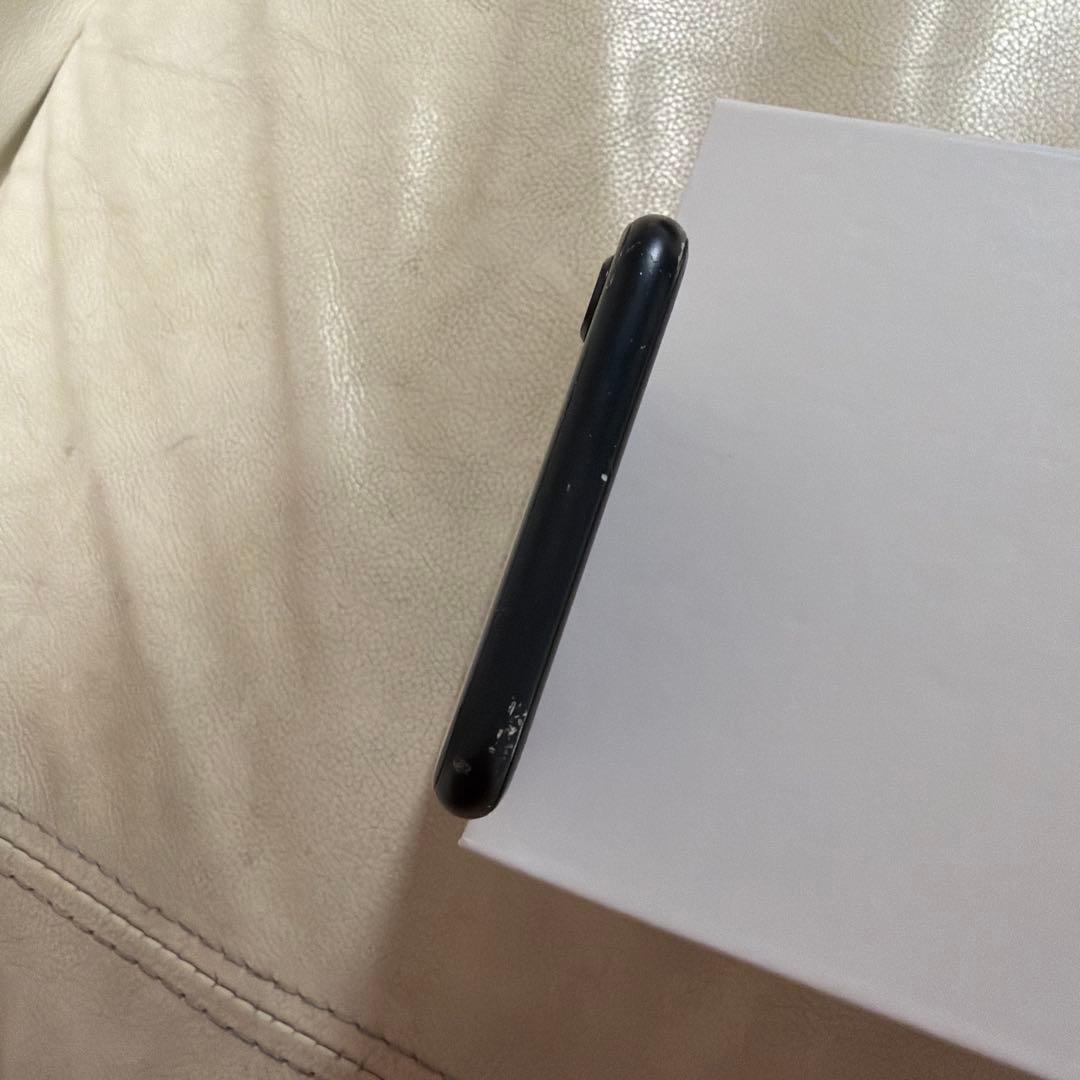 Apple iPhone SE (第3世代) ブラック　画面ひび割れあり