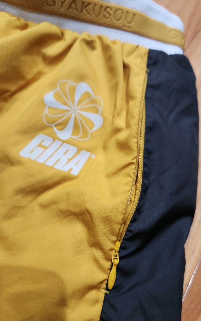 m*t様 GYAKUSOU フード付きウィンドブレーカー 黒/黄