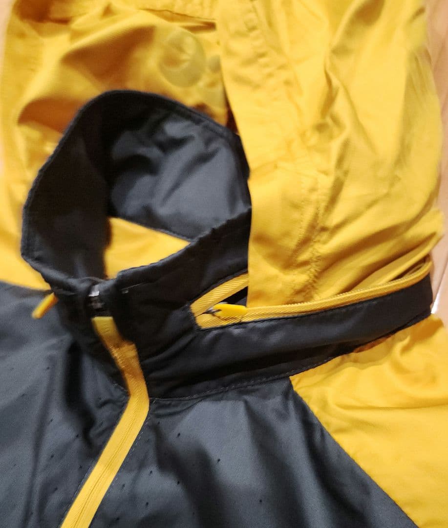 m*t様 GYAKUSOU フード付きウィンドブレーカー 黒/黄
