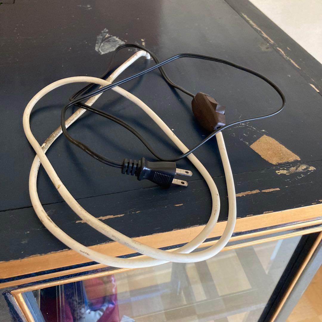 脚付き ガラスキャビネット 照明付き