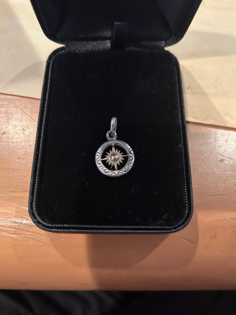 アリゾナフリーダム太陽神唐草ネックレストップK18 シルバー