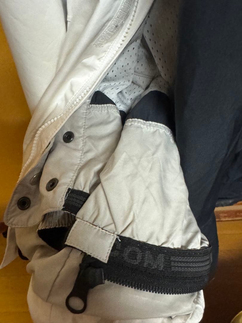 定価9万円『GORE-TEX』スノーボードウェア上下セット VOLCOM 白&黒