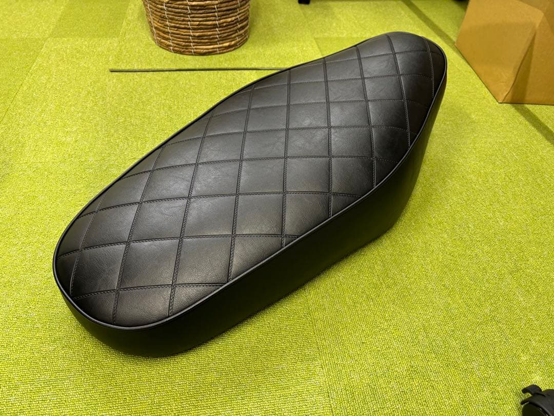 W650 シート　純正ベース 張り替え　ダイヤステッチ 中古品