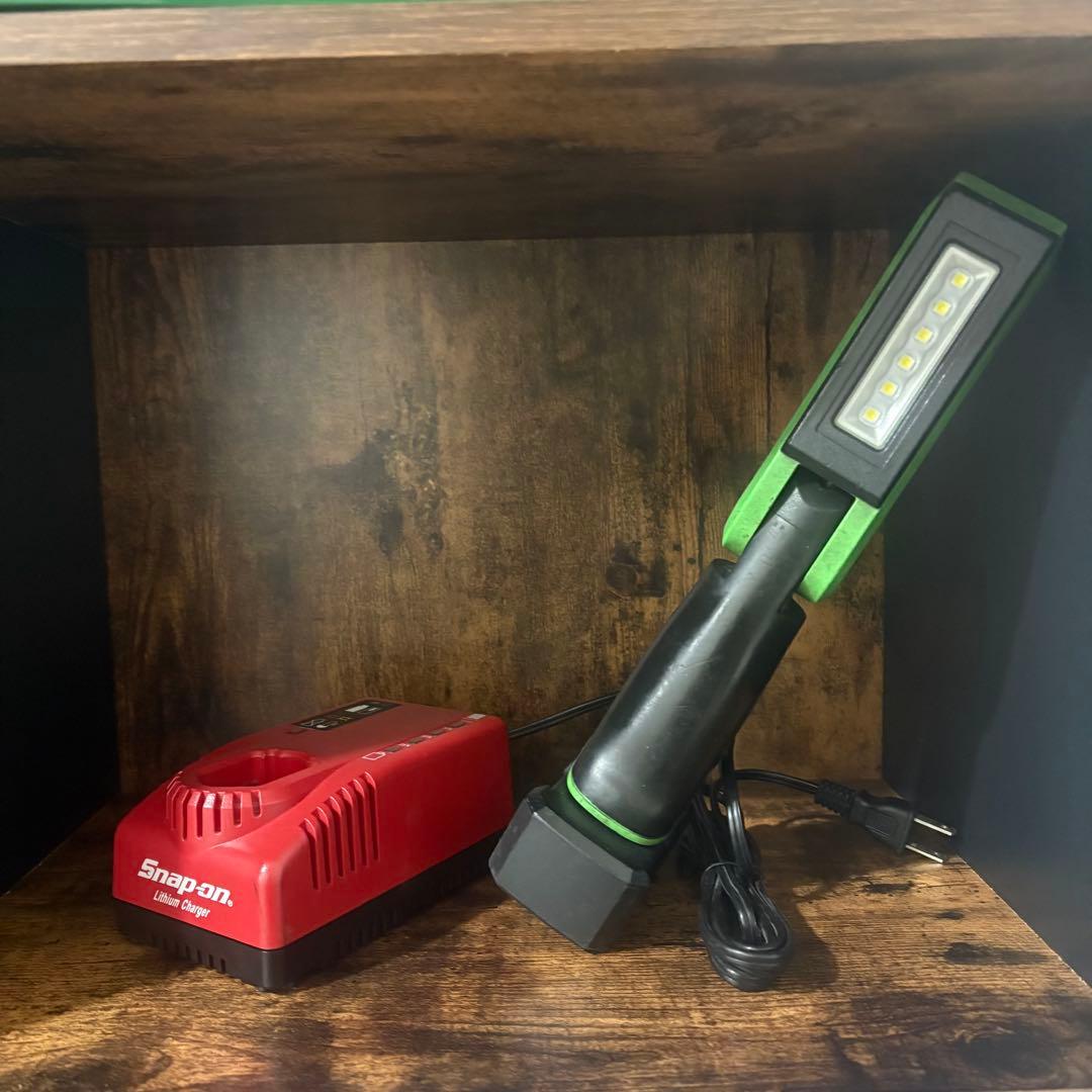 Snap-on LEDハンディライト 充電器付き　底面磁石付き