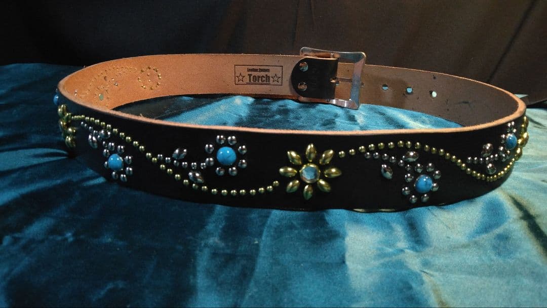 昭南ベンズレザーツタ＆フラワースタッズベルト　ニッケル＆ブラス