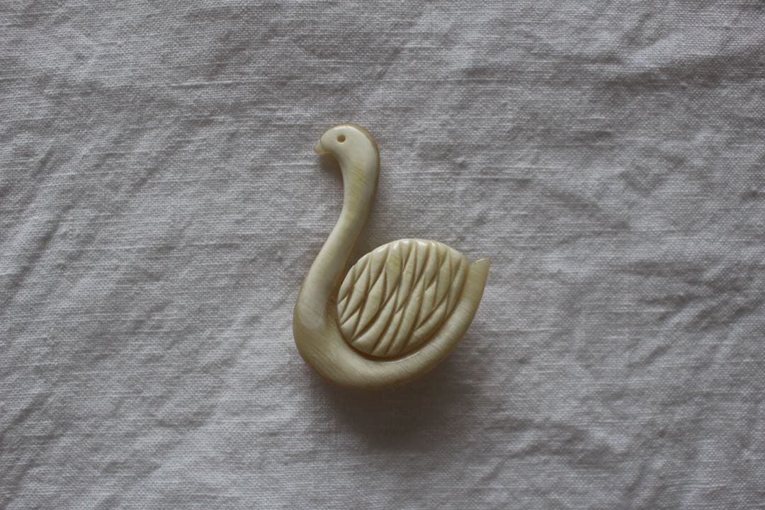 【未使用】sally scott スワンブローチ 水牛の角