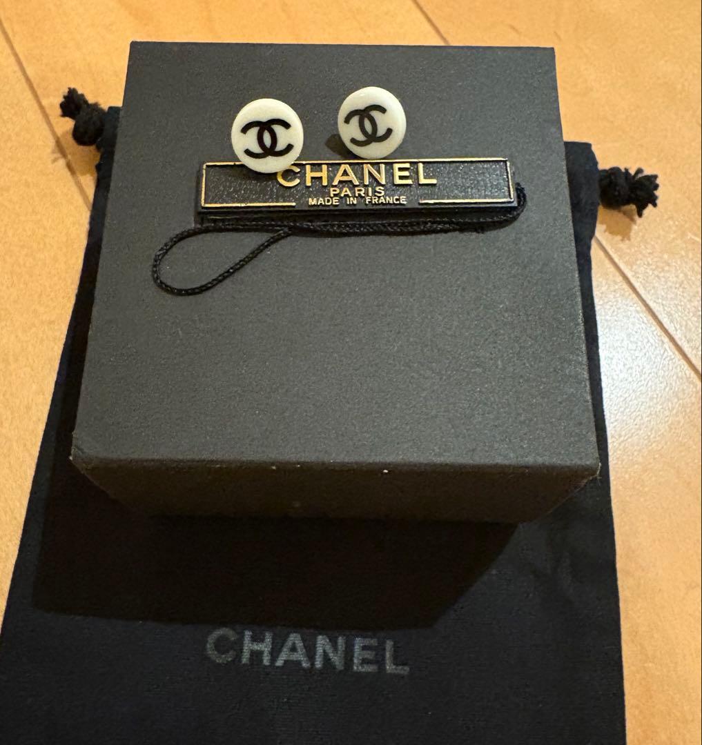 CHANEL ボタンピアス