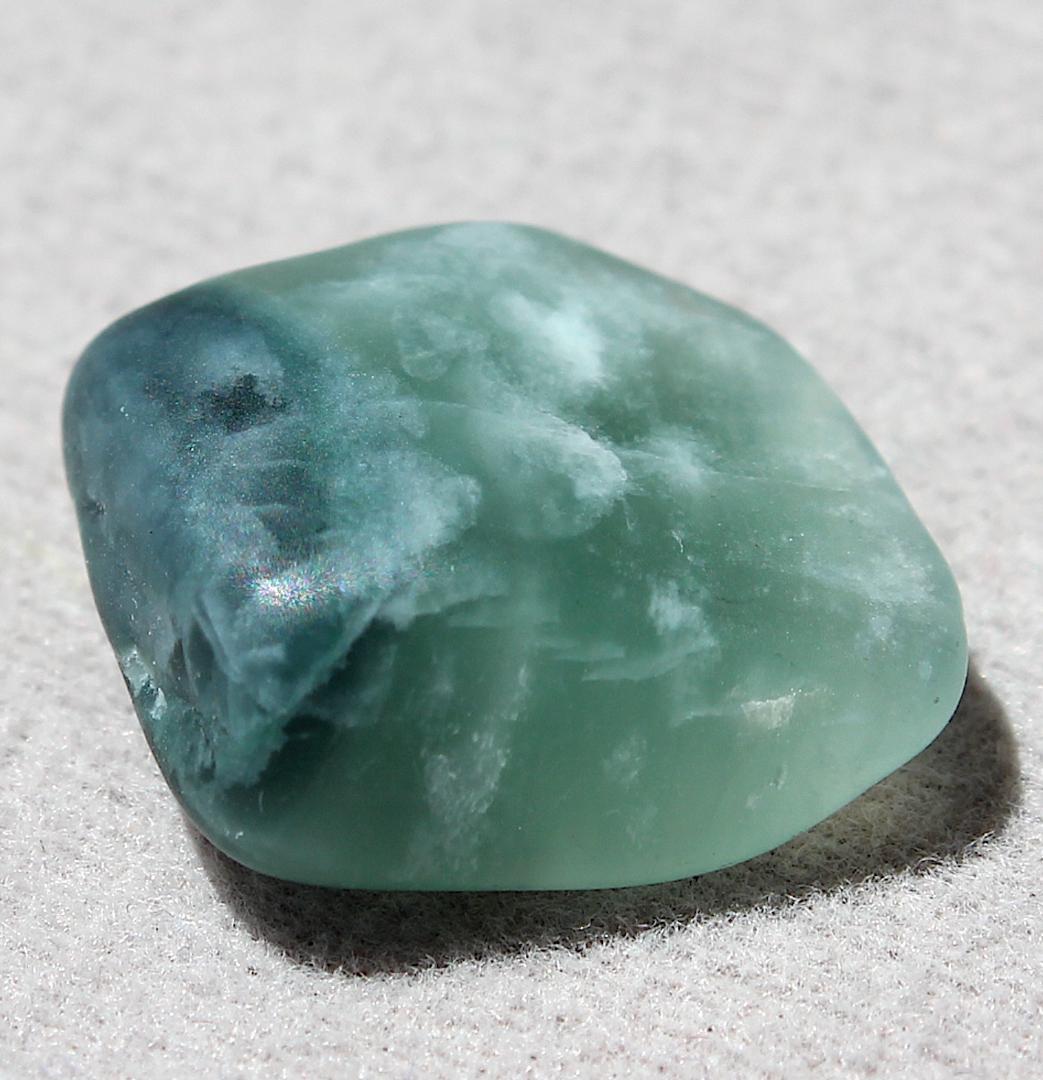 ［半透明の翡翠］糸魚川翡翠 原石 2.2g