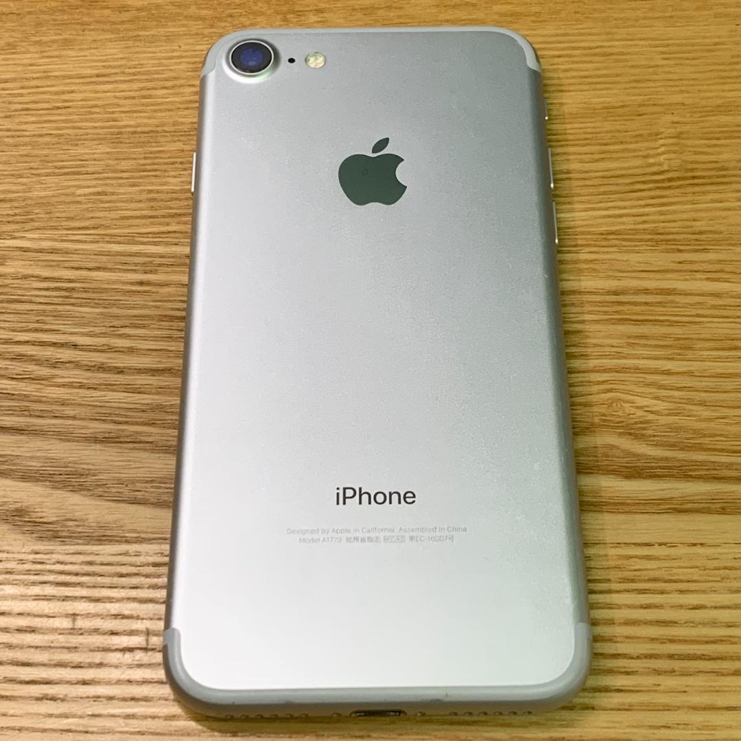 M4 SIMフリー　iPhone7 128GB おまけ付き Silver