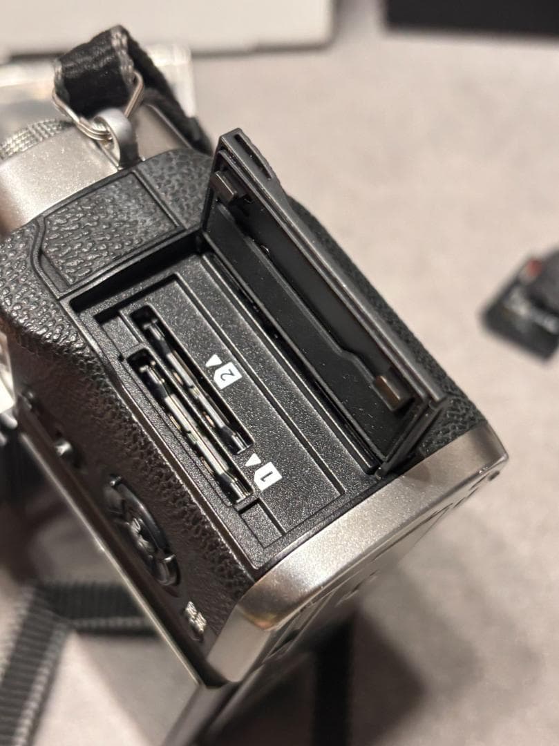 富士フイルム X-T3 ボディ シルバー 純正バッテリー２個付き