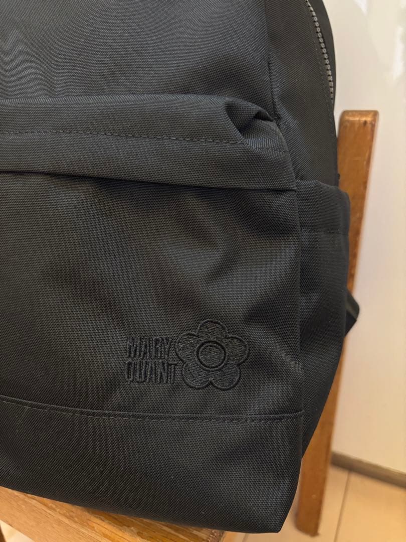 マリークワント　オールブラックシンプルロゴリュック