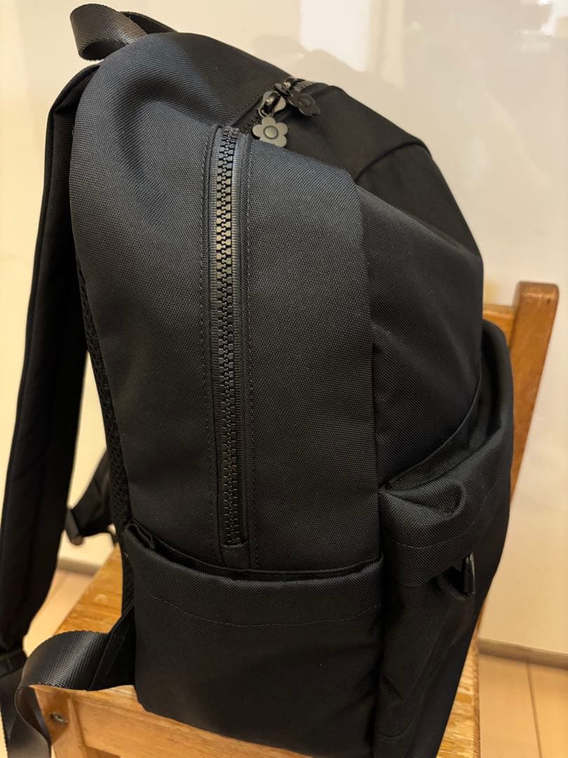 マリークワント　オールブラックシンプルロゴリュック