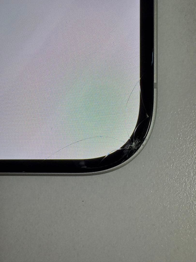 iPhone16 128GB ホワイト ※一部画面割れ、傷有り