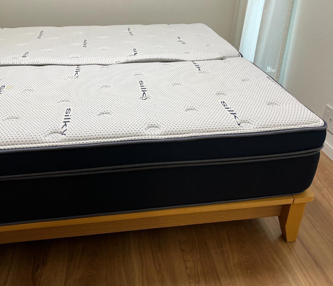 ニトリ Qサイズ ダブルベッド 両側に照明とコンセント（各2口）付き