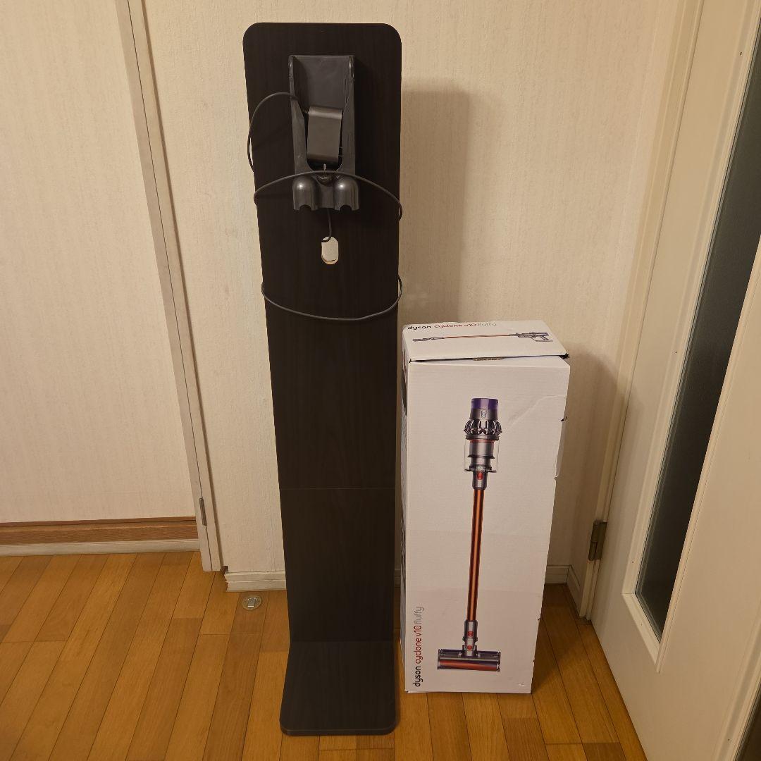 dyson ダイソンv10 fluffyコードレス掃除機　スタンド付き