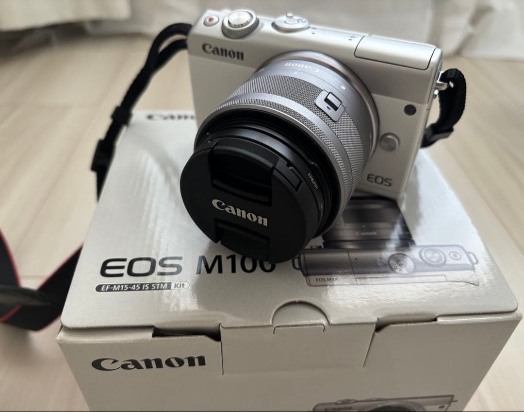 新品同様CANON EOS M100 レンズキット　＋カメラ用小物付き