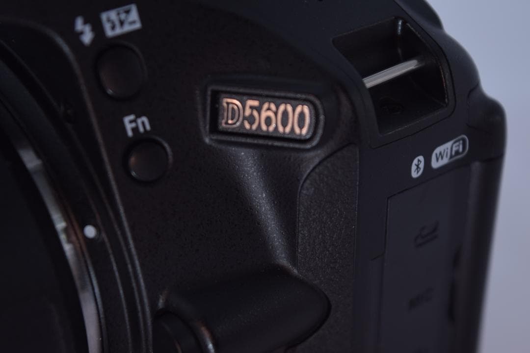 ショット数1700枚！スマホ転送機能付き！Nikon D5600⭐シリーズ最新