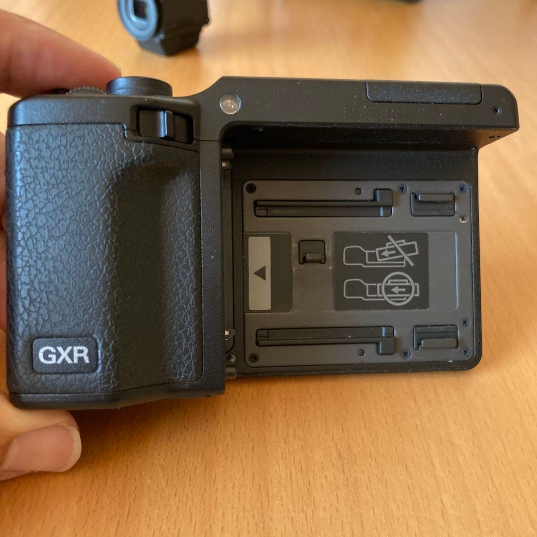 ファインダーも同時出品しています RICOH GXR デジタルカメラ