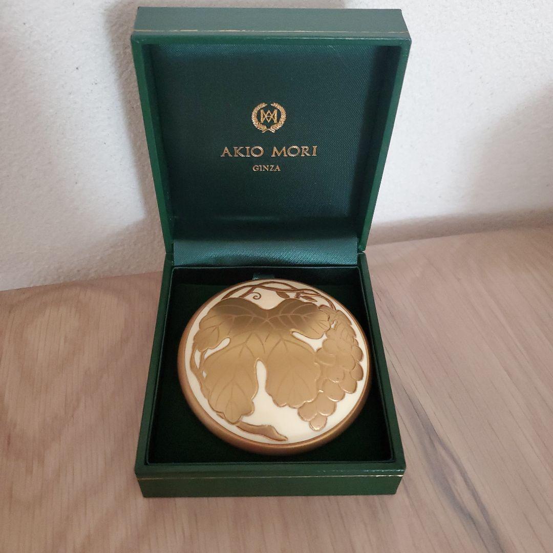 アキオモリ　森暁雄　葡萄柄ブローチ