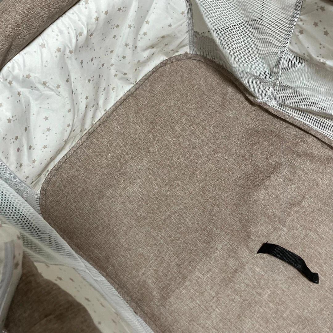 ベビーベッド 折りたたみ式　キャスター付き　メッシュカバー付き　リクライニング