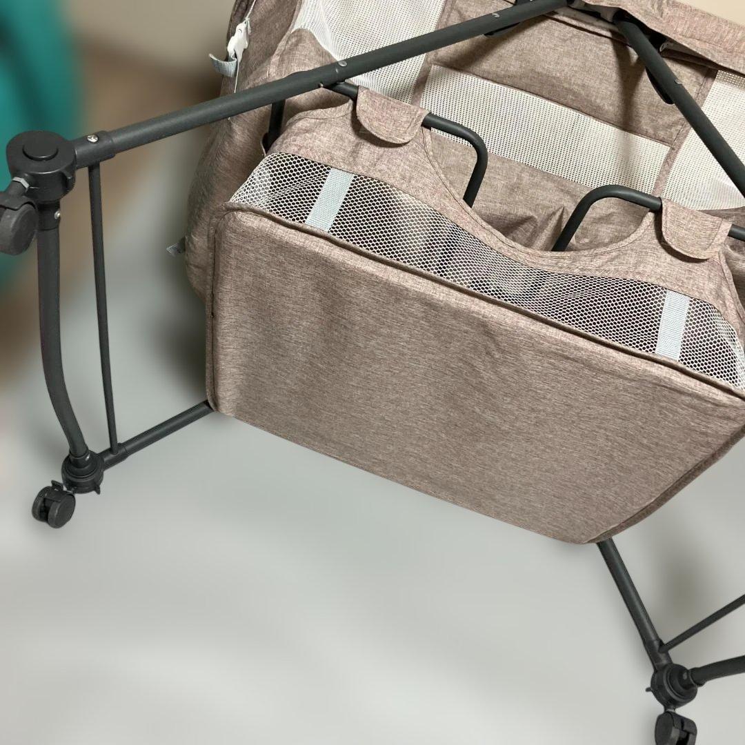 ベビーベッド 折りたたみ式　キャスター付き　メッシュカバー付き　リクライニング