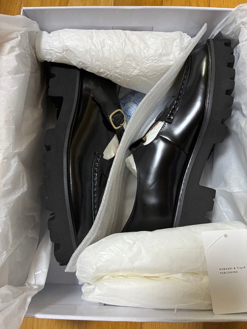 「つま先踊る、大人の相棒」こだわりソールのTストラップシューズ 23.0