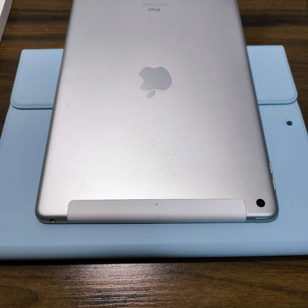 iPad 第8世代 Simフリー 32GB ケースとキーボード、タッチペン