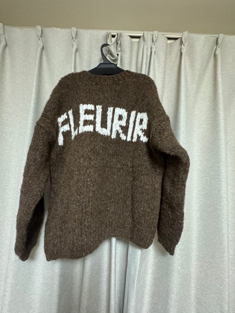 8*8様 スローブイエナ ロゴ入りブラウンニットセーター