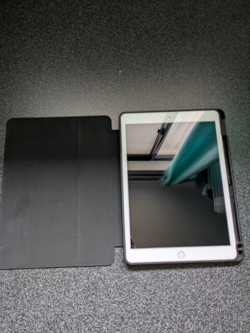 L*a様 iPad 第7世代 32GB Wi-Fiモデル・動作良好・ スタンド機